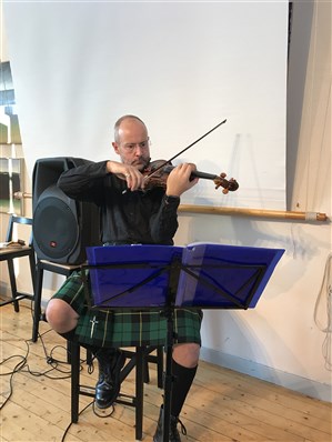 Aidan Broadbridge spelar fiol vid invigningen